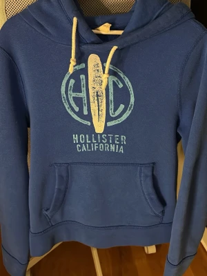 Hollister hoodie - Hej och välkommen till BL säljer nu min gamla Hollister hoodie pga för liten kom med frågor mvh BL 