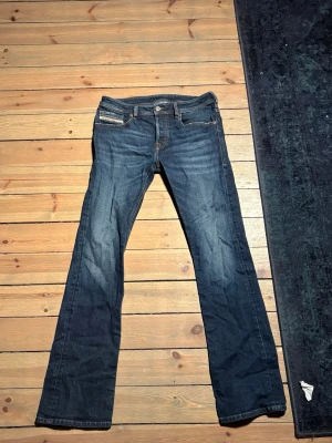 Diesel jeans - Snygga och bekväma flared jeans från Diesel i klassisk blå tvätt. Tidlös modell som passar både till vardag och mer uppklädda tillfällen. Byxorna är sparsamt använda och i mycket gott skick, utan fläckar eller hål. 	•	Märke: Diesel 	•	Färg: Blå denim 	•	Passform: Klassisk/regular 	•	Skick: Mycket bra