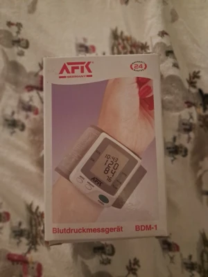 AFK Blodtrycksmätare BDM-1 - Säljer en AFK Germany BDM-1 handledsblodtrycksmätare i nyskick och knappt använd. Ligger i förpackningen.  Helautomatisk och lättanvänd blodtrycksmätare som mäter **systoliskt, diastoliskt blodtryck samt puls**. Tydlig digital display och minnesfunktion. * Handledsblodtrycksmätare * Stor digital display * Visar systole, diastole och puls * Oscillometrisk mätning med fuzzy-logic * 58 minnesplatser * Låg batteriförbrukning * Förvaringsask ingår * Batterier ingår ej  Vid övriga frågor skicka DM. 