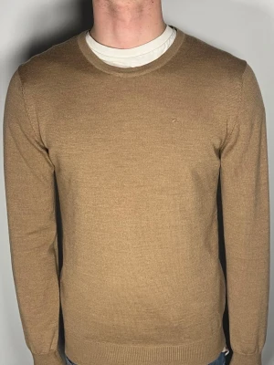 J.Lindeberg tröja - Säljer en riktigt snygg och trendig J.Lindeberg tröja i fint skick, storlek S, vid frågor är det bara att skriva //Gramenti