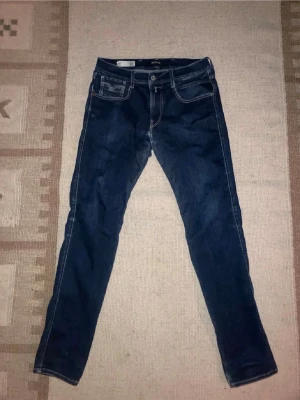 Replay Anbass mörkblå jeans - Säljer ett par Replay Anbass jeans i mörkblå säljer då döm inte passar pris kan diskuteras 