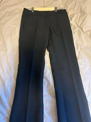Bikbok kostymbyxor Vera tall - Säljer Vera kostymbyxor i tall och låg midja som inte hunnits använda, prislappen är kvar. Byxorna har en brännskada av stykjärn på vänster framben. Det är inga hål vid brännskada bara ytlig skada. Man kan testa att få fläcken lite mer osynlig men inget jag har försökt med.