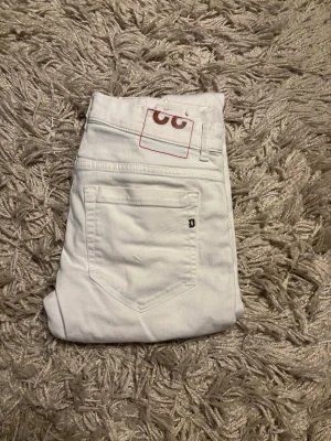 Dondup George, strl 32 - Snygga vita jeans från dondup använda Max 3 gånger så dom är i grymt skick skriv vid intresse/frågor.