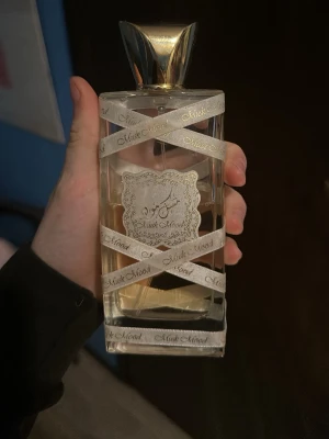 Musk Mood elegant parfym - Stilren parfym med lyxig design och dekorativa band. Perfekt för dig som vill sticka ut med en unik flaska i samlingen. Volym och ingredienser framgår ej på bilden.