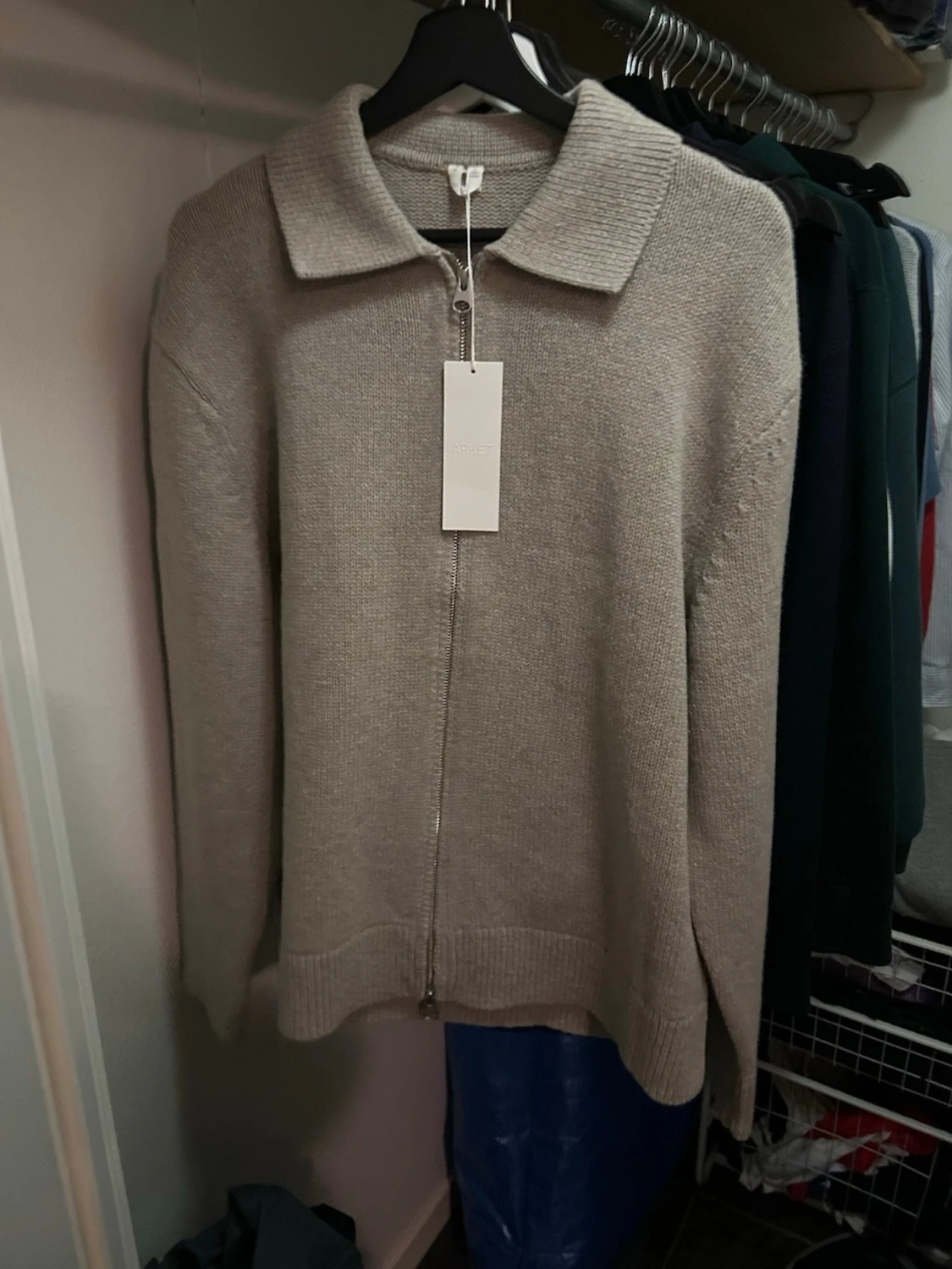 Beige stickad kofta från ARKET