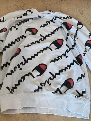 Champion tröja - Jag säljer en Champion-tröja i storlek S i mycket bra skick för 250 kr! Denna klassiska tröja från Champion är ett perfekt tillskott till din garderob. Tröjan är sparsamt använd och i utmärkt skick – inga fläckar, hål eller andra defekter. Tveka inte att kontakta om du är intresserad eller har några frågor!      