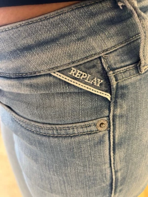 Replay New Luz ljusblå bootcut jeans - Ge gärna prisförslag❗️Säljer ett par Replay New Luz jeans i ljusblå tvätt med bootcut passform. Jeansen har klassiska fem fickor, dragkedja och knapp framtill samt snygga Replay-detaljer på fickorna och bak med läderpatch. Materialet är mjukt jeans-tyg som sitter skönt.💖Nypris: 1700kr