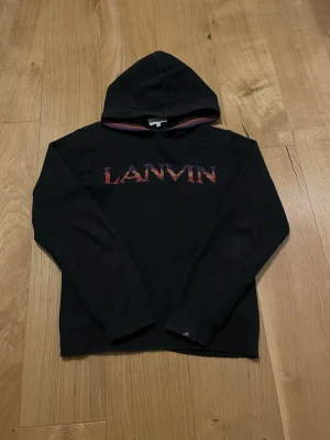 Lanvin hoodie  - | Fet lanvin hoodie | Storlek: 12 år=150 cm ish, så alltså Xxs | Skick 7/10 har inga defekter | Andra annonser som denna är runt 1000-1500kr så jag gör 999kr | Kan gå ner lite i pris vid snabbt köp | katt i hemmet | Skickar runt 1-3 dagar |