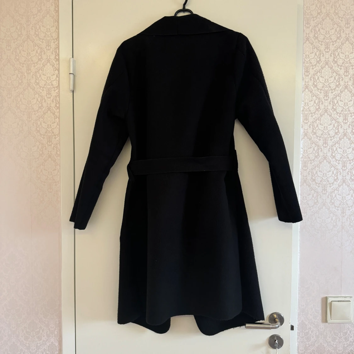 Svart omlott kappa med bälte - 2