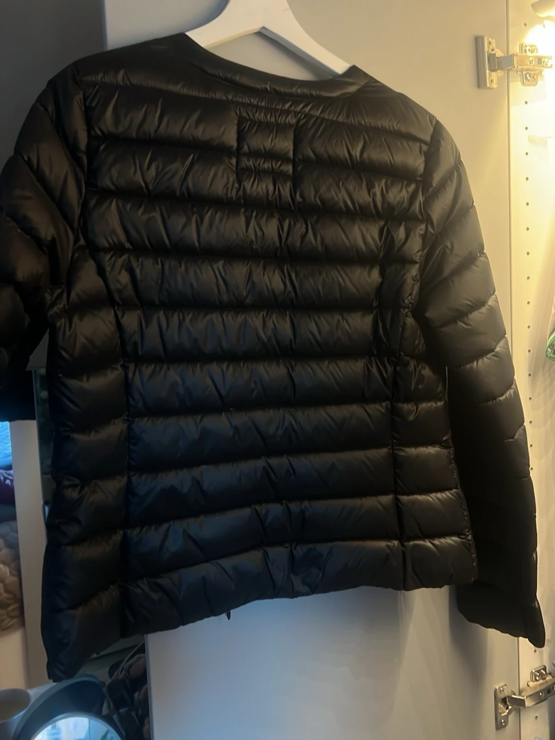 Svart pufferjacka från Holly & Whyte - 2