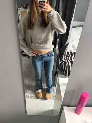 Blå bootcut jeans med låg midja - Säljer ett par blå jeans med bootcut passform och låg midja. Jeansen har snygga detaljerade bakfickor. De är i storlek 170 men passar mig som vanlig vis har S (34) i Ginas byxor. Eftersom att dom är från Gina Young finns det inspänning i midjan så man kan hitta den perfekta passformen. 