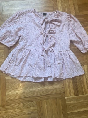 Volang blus - Jätte fin blus med volang nertill och snörning upptill. Passar perfekt som vardags som till en lyxkväll.