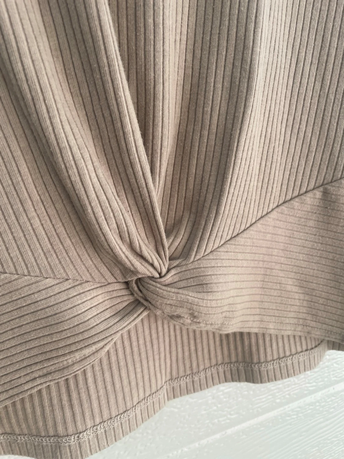 Beige ribbad topp med knut från XOXO Vibes - 1