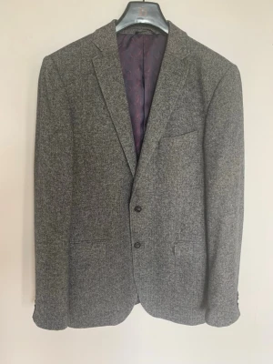 Grå kavaj i ullblandning  - Stilig kavaj i ullblandning från Dressmann, storlek 52L.Lappen är inte kvar men kavajen är aldrig använd.