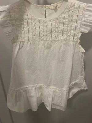 Vit blus från H&M - Säljer denna söta topp från hm då den tyvärr inte kommer till användning. Använd fåtal gånger så är i mycket bra skick, lätt att styla till ett par jeans osv. 