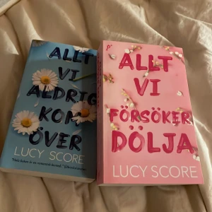 Allt vi aldrig kom över & Allt vi försöker dölja - Två färgglada böcker av Lucy Score med blommiga omslag och lockande titlar. Perfekt för dig som gillar romantiska berättelser och vill ha något lättläst och underhållande. Passar unga vuxna som söker både känslor och humor. Båda för 80kr!