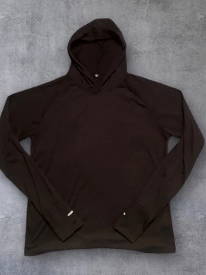 Svart Hoodie - Svart hoodie i storlek L, aldrig använd, endast testad