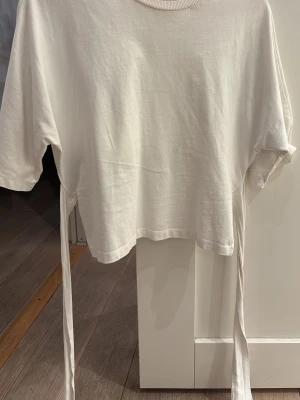 Snygg topp ifrån Nelly  - Säljer denna jätte coola toppen man knyter i ryggen då den ej passar på mig lite missgärningar på kragen och ett pytte litet hål på ena ärmen därav pris!💕