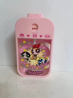 Spray ”flaska” - En spray ”flaska” med powerpuff pinglorna som logga. Inte provat den då jag fick med den när jag köpte andra varor. Man kan ha tex parfym, hand desinfikation, vatten.