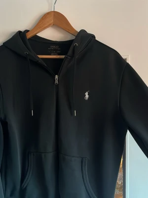 Ralph lauren zip - En stilren svart ralph lauren zip som passar alla tillfällen! Storlek S men skulle säga att den även passar M, hör gärna av er vid funeringar!
