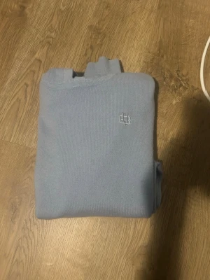 Bvaldi tröja  - Ljusblå Bvaldi tröja. Använd max 3 gånger, kunde inte lämna tillbaka den då det redan hade passerat slutdatumet. Storlek M