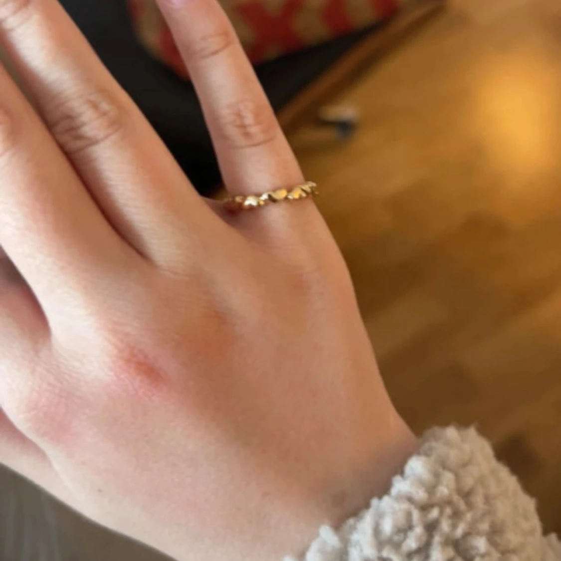 Två guldiga ringar med detaljer - 1