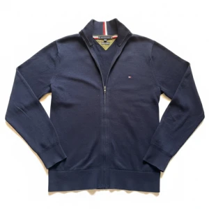 Marinblå kofta från Tommy Hilfiger - Säljer en riktigt marinblå kofta från Tommy Hilfiger. Skicket är 8,5/10 och är storleken  small/medium. Tveka inte att skriva ifall du har några frågor eller funderingar(: