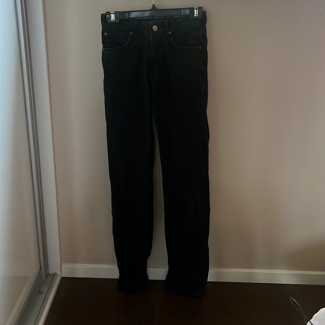 Svarta low waist straight jeans 24/32