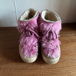 Rosa fluffiga inuikiis - Unika rosa inuikiis. Gammal modell eftersom ja fick de länge sen men växte ut de i år. Slitna där bak men framsida och sidan bra skick så man kan hålla sig varm under vintern!