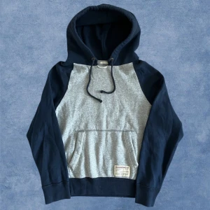 Abercrombie Fitch Hoodie - Säljer nu denna riktigt schyssta och unika hoodien från Abercrombie Fitch. Tröjan är i ett bra skick utan deffekter. Modellen är 183, 67kg. Längd: 64, bredd: 52, arm: 65. Skriv vid funderingar