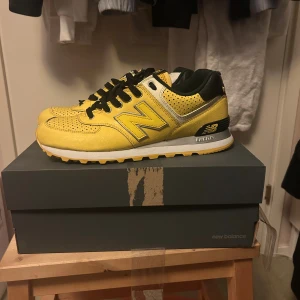New balance skor - Säljer dessa i princip helt nya new balance sneakers i gul färg, EU 43, allt ingår till skorna box osv, kvitto finns. Köpta för 110€. Skorna är riktigt sköna och bekväma. Pris kan diskuteras!! Tveka inte att skriva!!