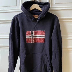 Napapijri Hoodie - Säljer en fet Napapijri hoodie med snygga. Hör av er vid frågor!