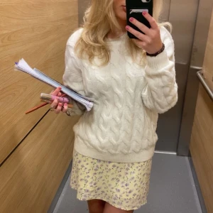 Vit stickad tröja - Vit kabelstickad tröja💞