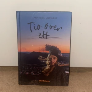 Tio över ett - En gripande roman om Maja som vaknar varje natt av sprängningar i gruvan under Kiruna. Hon är rädd för att staden ska rasa och tvingas hantera förändringar, vänskap och kärlek när staden måste flytta. Perfekt för unga som gillar spännande berättelser om vänskap och förändring.