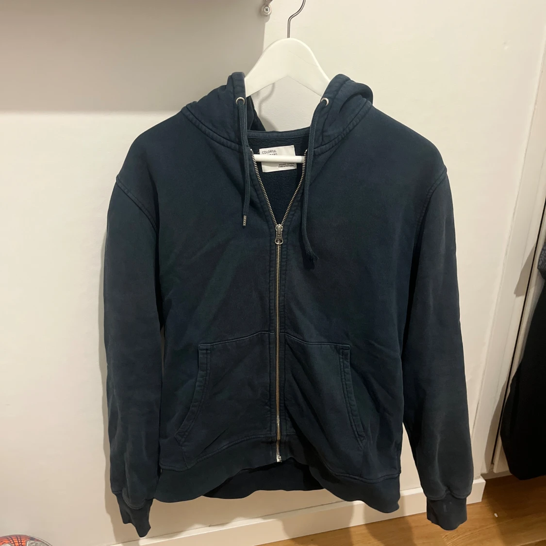 Mörkblå hoodie med dragkedja från Colorful Standard