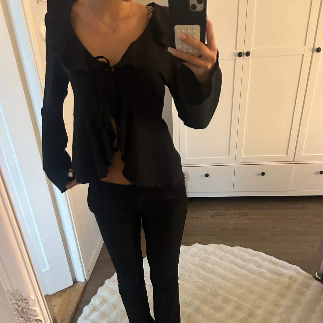 Svart blus med volang och snörning - 3