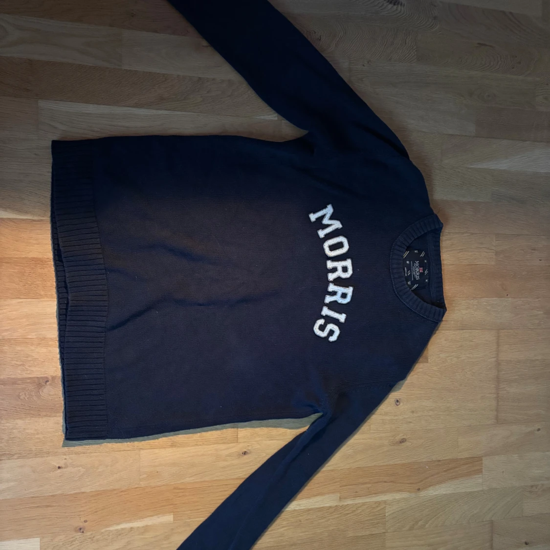 Marinblå stickad tröja från Morris