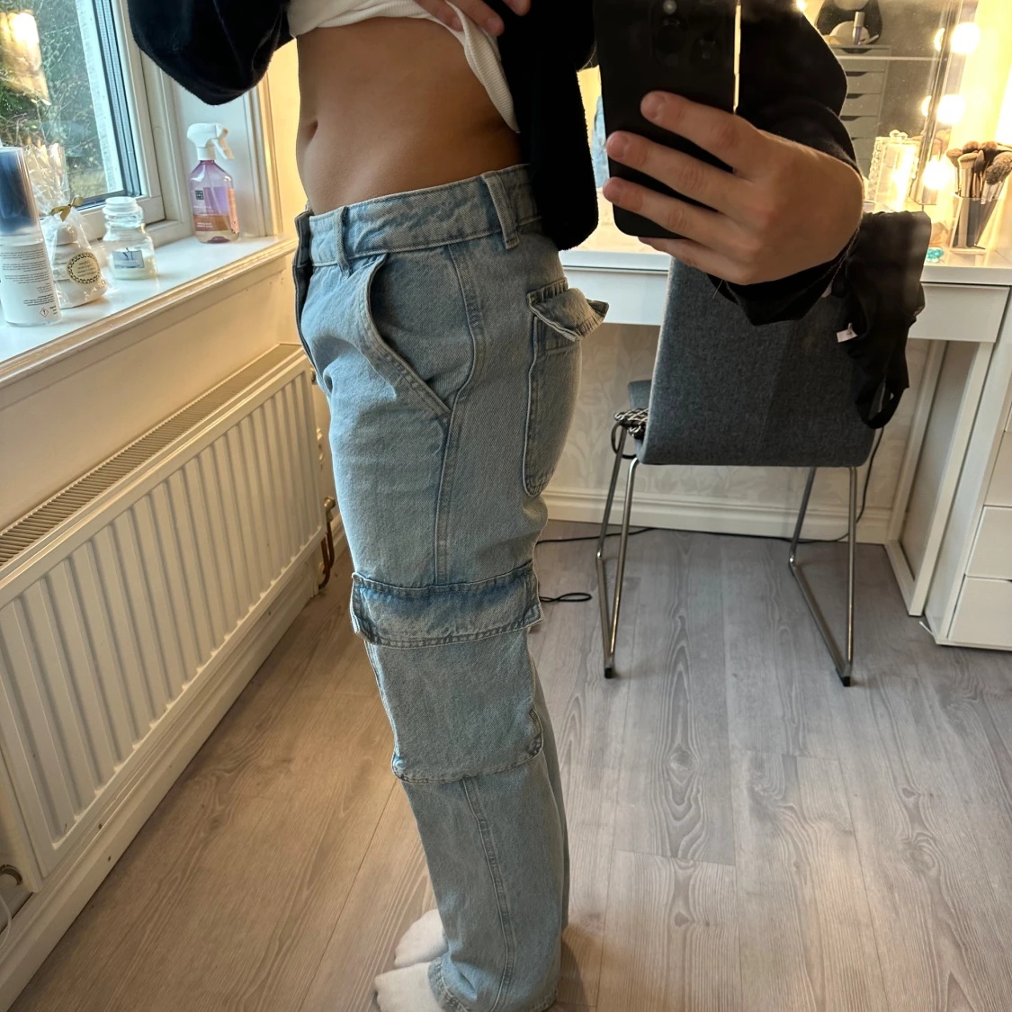 Ljusblå cargojeans med raka ben ifrån Ginatricot - 2