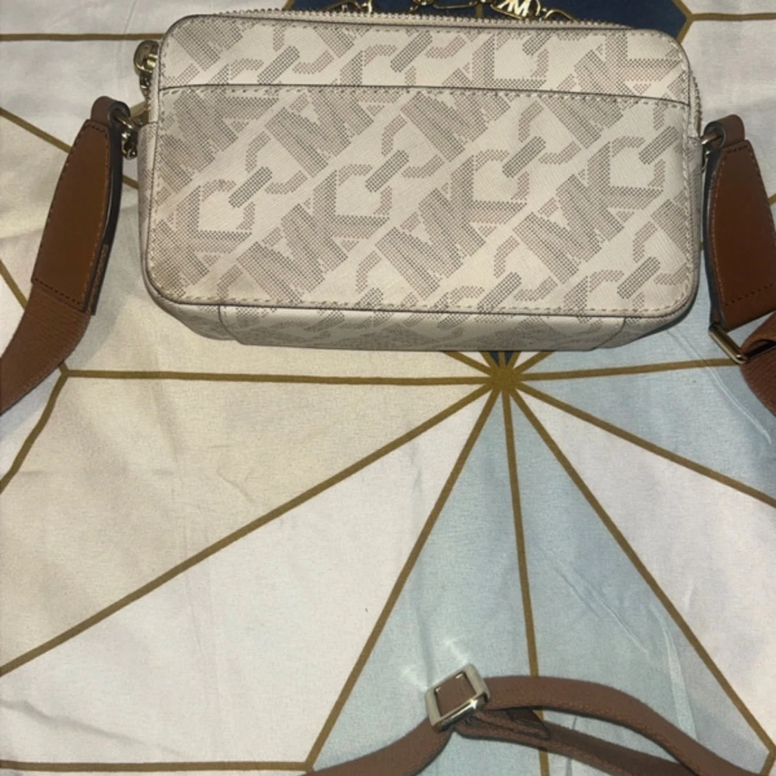 Michael Kors beige axelväska med kedja - 3