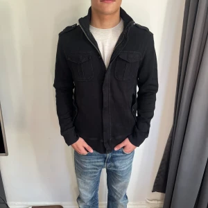 Banana Republic - Fieldjacka - Storlek M. Skick: 9/10. Modellen är 185