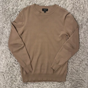 Tröja - | Condition: 10/10 | Color: Beige | What is included: The shirt | Retail price: 399kr |