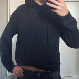Svart hoodie med huva och ficka - Säljer denna svarta hoodie perfekt nu till hösten! Den passar mig som brukar ha storlek xs/s i tröjor!