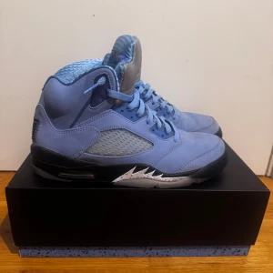 Nike Air Jordan 5 UNC  (Pris kan diskuteras vid snabb affär) - Äkta Nike Air Jordan 5 UNC i bra skick, använt enstaka gånger för flera år sedan och sedan dess har dom bara stått på en hylla. Alla tags och original kartong följer med!