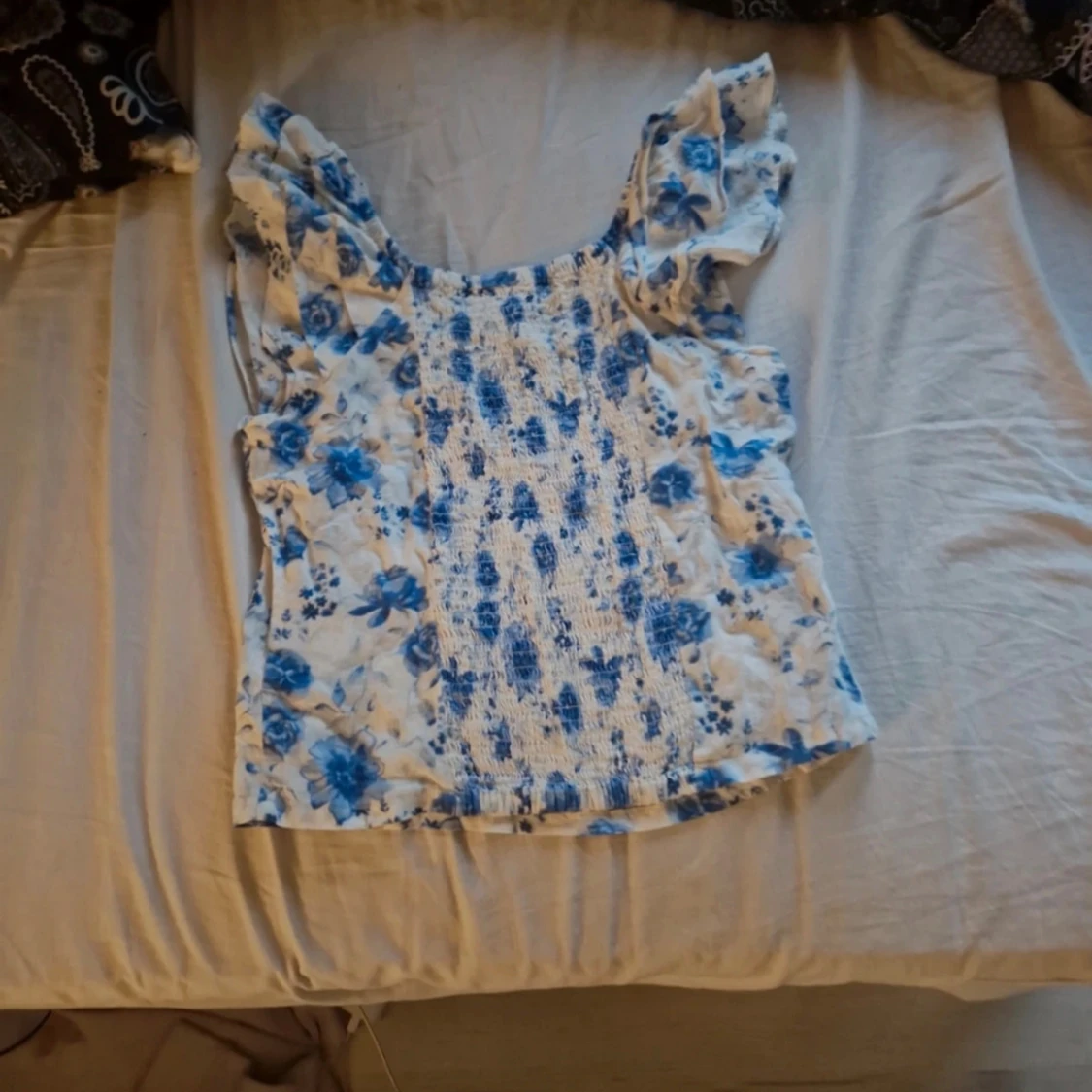 Blommig vit och blå blus från Lindex - 1