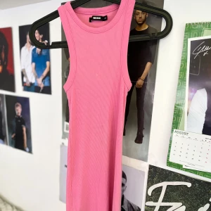 Rosa klänning från Bikbok - En rosa klänning ifrån Bikbok i Xs. Använd få gånger men har tecken på användning. Kan gå ner i pris🫶🏻