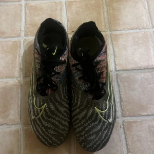Nike Phantom GX Gripknit Elite Fusion FG Black  - Stolek 37,5 och är i ett helt okej skick, lite sönder på insidan men annars är dom väldigt bra! Nypris: 3100 men de har blivit försmå så jag säljer dem för 1250!