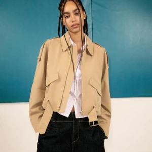 Trenchcoat  - Supersnygg trenchcoat från berskha, jättefint skick men kommer tyvärr inte till användning längre 💓