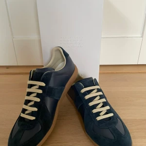 Maison Margiela skor - Maison Margiela skor | kvitto och äktighetscerfikat finns | Box och dustbags kommer med | skick 10/10  Dom säljs billigt då jag köpte fel storlek och vill bara köpa nya i rätt storlek och går inte att returnera till Sicuro Fashion.