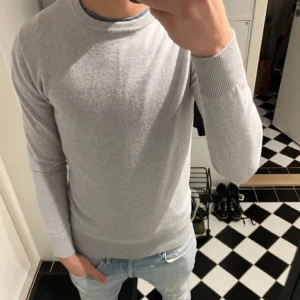 John Henric Kashmir tröja  - Tjena! Säljer en as fet tröja från John Henric! Den är 100% Kashmir, as skön och perfekt att ha i garderoben! Priset kan diskutera, nypris på denna är 2100kr 