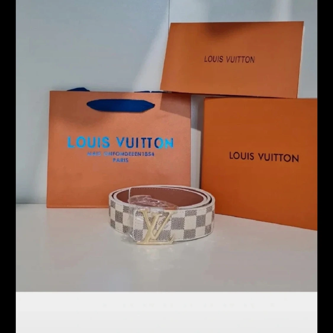 Rutig L&V bälte i skinn